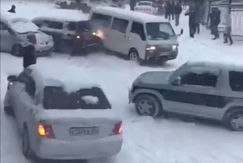 РУСКА ЗИМА: Први снег изазвао хаос на улицама Владивостока